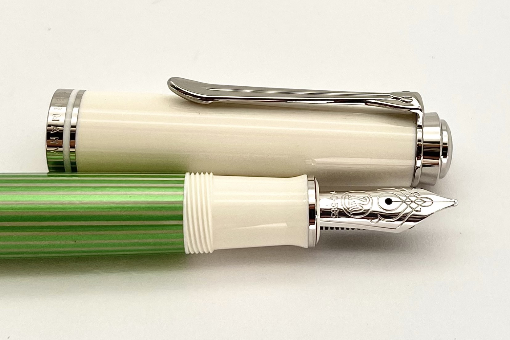 PelikanSouveranSpecialEditionM605GreenWhiteFountainPen_K